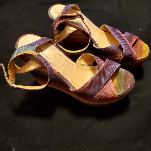 Women's Size 9 Very Volatile Rainbow Striped Wedge Sandals - Picture 2 of 12
